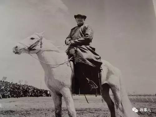 乌兰夫1957年在呼和浩特赛马场