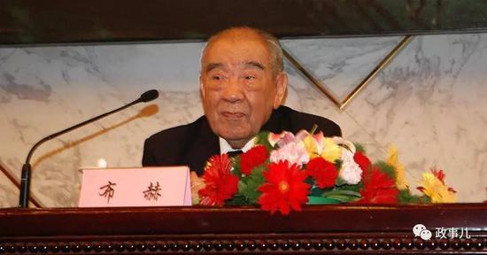 　　与父亲乌兰夫不同，布赫身上具有更多的文学气质，曾出版多部文学诗集。他也因此被称为“诗人气质的副委员长”。
