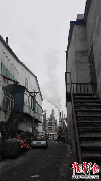 　　与哈尔滨市香坊区红升村化企街的村民仅一街之隔的，便是哈投投资股份有限公司热电厂和一家垃圾焚烧厂。村内窗户上覆盖上一层黑色的煤灰，“村里谁都不敢开窗”，衣服也没办法晾在外面。而化企街路面上原本铺排的黑渣与尘土也席卷飞扬。中国青年报·中青在线记者 何林璘/摄