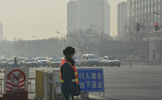 协管员徐立林的同事每天要从延庆赶到西单路口执勤。摄影：刘诗蕾。