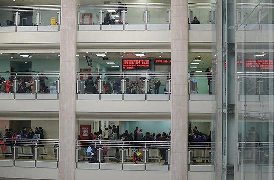 北京儿童医院的门诊大楼。摄影：谢玉娟。