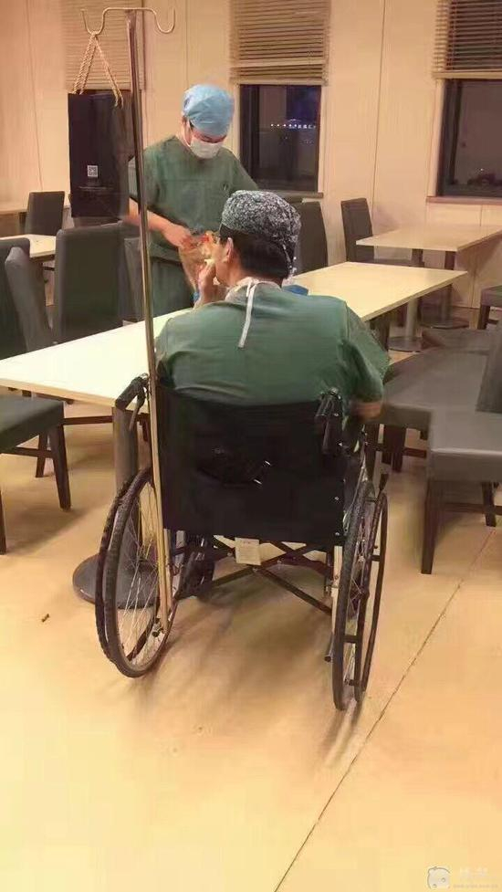 医生坐轮椅等待下一台手术