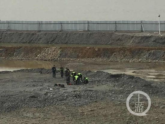 目前围堰内只有少数工作人员在作业。