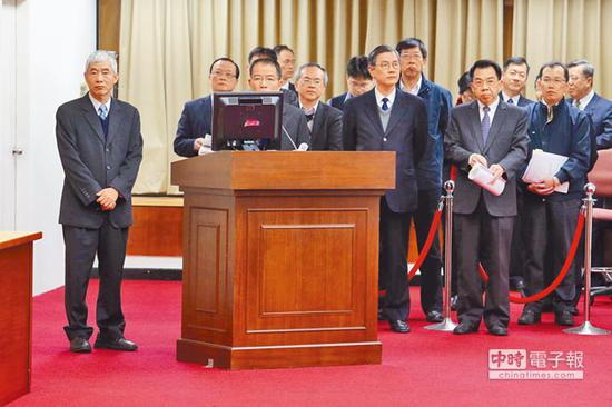 　　“立委”昨提案罚酒驾为被害者清洗遗体，“交通部长”贺陈旦（左一）承诺会与相关单位研究。（图片来源：台湾《中国时报》）