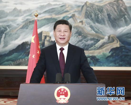 　　新年前夕，国家主席习近平通过中国国际广播电台、中央人民广播电台、中央电视台、中国国际电视台和互联网，发表二〇一七年新年贺词。新华社记者 兰红光 摄