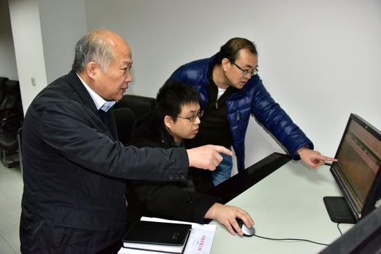 2016年12月31日晚，胡建森在新乡市环保局监控中心查看重点监控企业排放数据。摄影/章轲