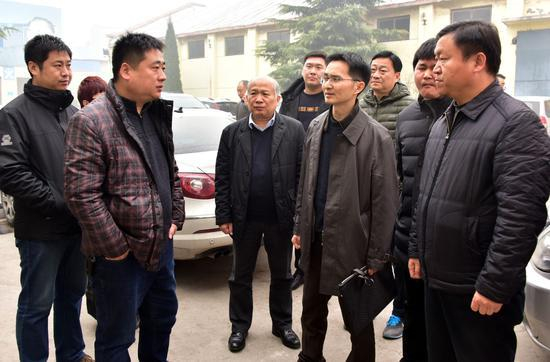 2017年1月1日，胡建森等在企业检查重污染天气应急措施落实情况。摄影/章轲