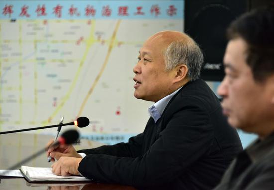2016年12月31日晚，胡建森在主持每天召开的新乡市大气污染防治形势研判会。摄影/章轲