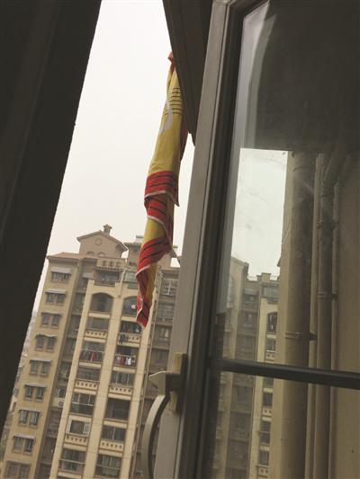 床单仍然挂在小区阳台栏杆上
