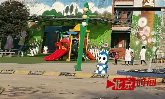 渭南市儿童福利院，几名老师带孩子玩耍 图/北京时间古鲁