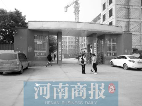 事发的项城市第八初级中学门口