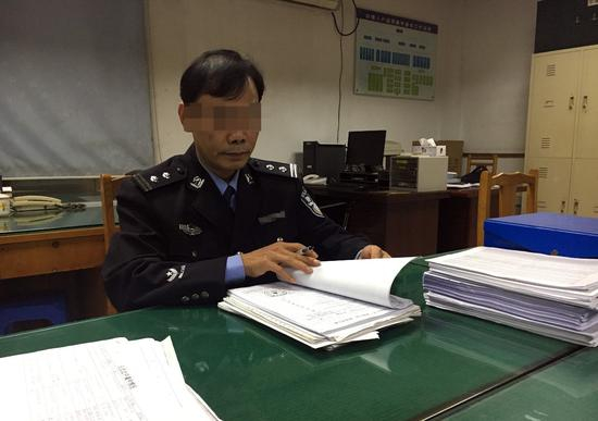 　　办案民警走访了此前办案的老领导、同事，了解每一年追逃的情况，寻找突破口。新京报记者李兴丽 摄