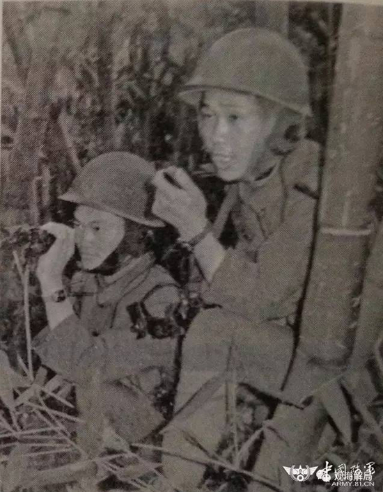 （张大权[左]在观察敌情）