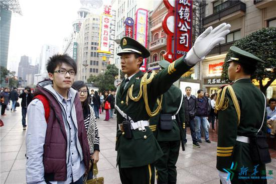 ↑南京路步行街上的向导。