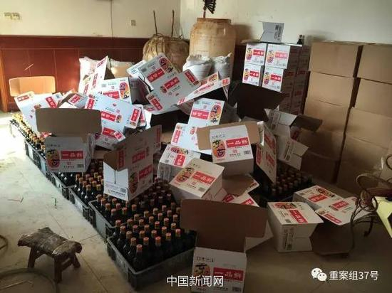 1月11日，天津独流镇，一家生产假酱油村民家中，罐装并贴完标签的假东古酱油。