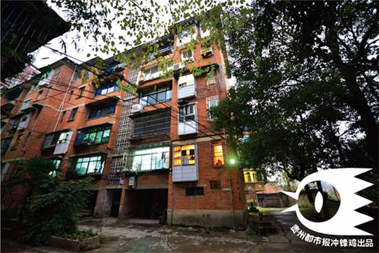 18年前，银行行长一家被杀害时所居住的宿舍楼。