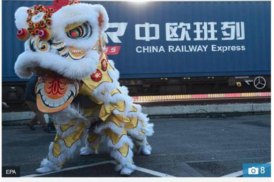 ▲现场舞龙舞狮表演欢迎列车进站，也让英国群众大饱眼福，体验了一把中国文化。