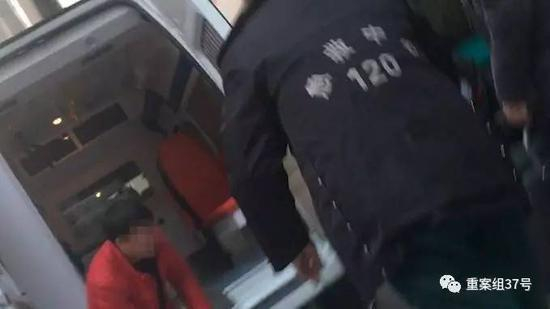 1月17日，在301医院内科大楼前，晋AL386L车将假称心脏搭桥的“重症患者”运上车。