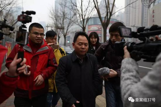 媒体采访律师徐昕。 新京报记者 侯少卿 摄