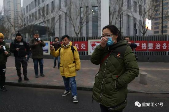 1月26日上午，赵春华女儿王艳玲在法院门口等待进入。 新京报记者 侯少卿 摄