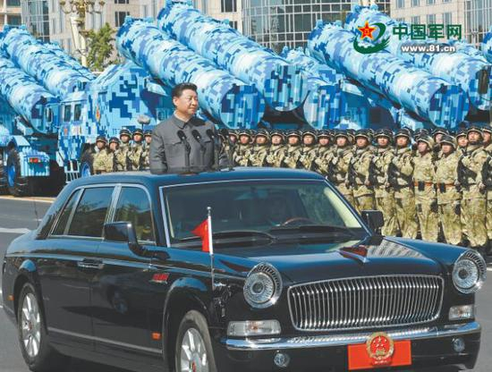 　　2015年9月3日，纪念中国人民抗日战争暨世界反法西斯战争胜利70周年大会在北京隆重举行。中共中央总书记、国家主席、中央军委主席习近平检阅受阅部队。解放军报记者 柳军 摄