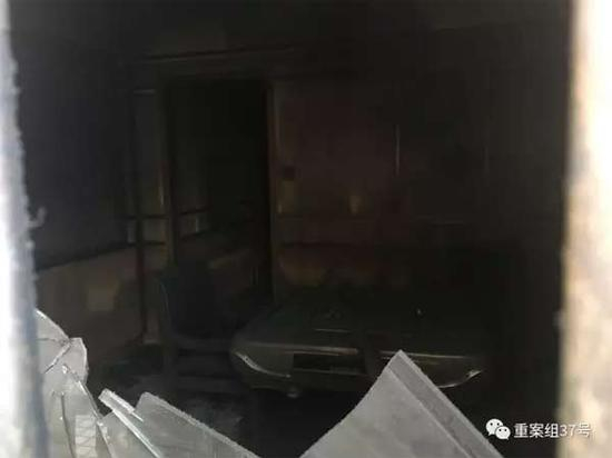 ▲2月6日下午，透过破窗看到的足馨堂足浴中心内景。 新京报记者 林斐然 摄