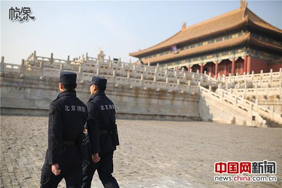 故宫消防中队巡查员在太和殿前巡逻。中国网记者 焦源源 摄