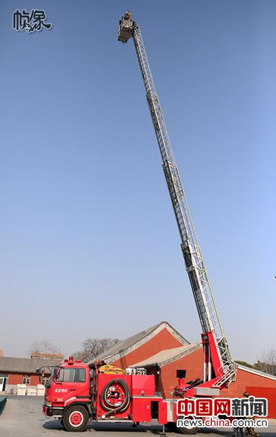 　　故宫消防云梯车：主要装备伸缩云梯，可向高空运送人员、救援物质、救援被困人员、喷射灭火剂的举高消防车。中国网记者 焦源源 摄