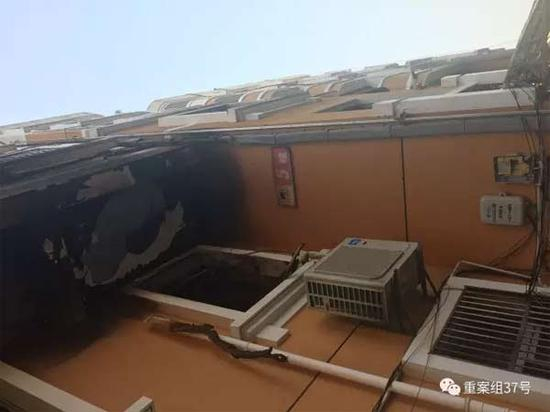 ▲2月6日下午，足馨堂足浴中心被浓烟熏黑的墙体。 新京报记者 林斐然 摄