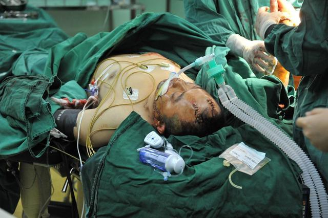 医生在抢救翟树斌