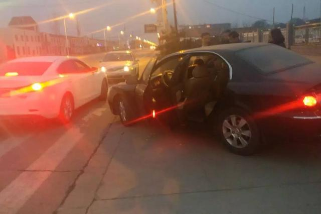 参与围堵的车辆