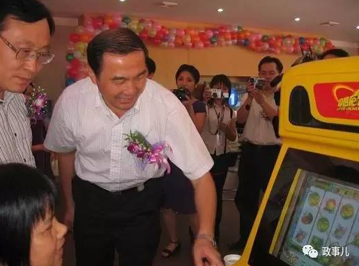 2009年，鲍学全参观中福在线销售厅