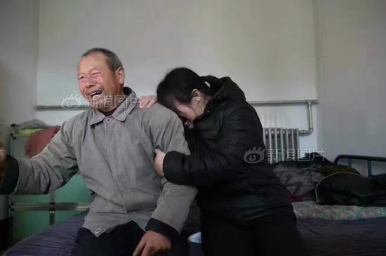聂树斌父亲与聂树斌姐姐放声大哭