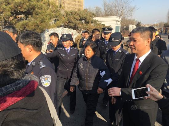 聂树斌改判无罪，聂树斌母亲在最高人民法院第二巡回法庭外