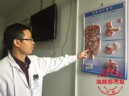 医生指出牙刷卡的位置