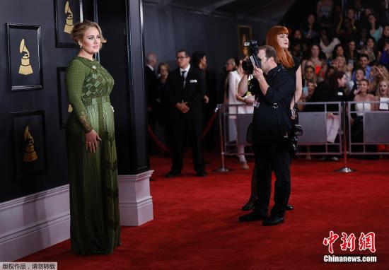 　　Adele凭借Hello和《25》分别获得本届格莱美年度最佳流行女歌手以及最佳流行专辑，追平Taylor Swift的两次年专纪录。