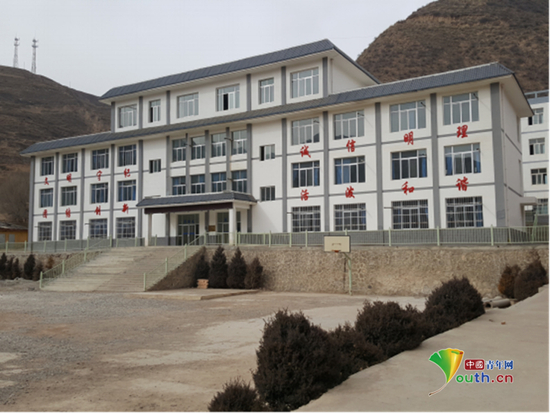 小寨村内的九年制学校，在2013年地震后重建，是小寨村最为恢宏的建筑。中国青年网记者 孙钊 摄
