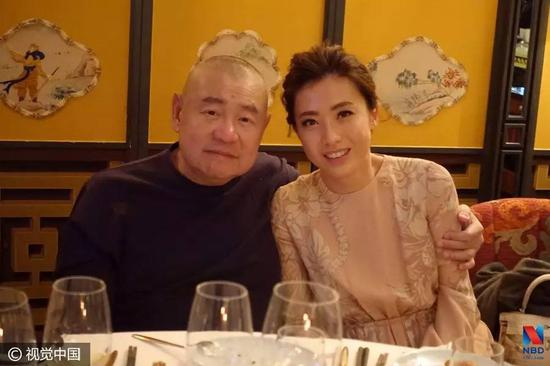 ▲香港富商刘銮雄与妻子甘比（图片来源：视觉中国）