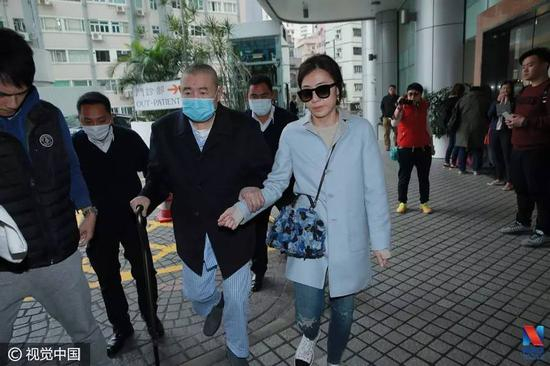 ▲2017年2月7日，香港，刘銮雄到医院复诊（带墨镜女性为甘比，图片来源：视觉中国）