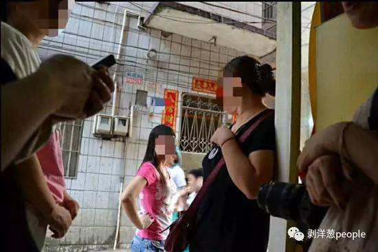 2011年前后，丁瑜在广州大沙地附近拍摄的发廊“小姐”。受访者供图。