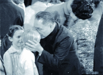 　　1979年1月29日晚，华盛顿肯尼迪艺术中心，邓小平在欢迎晚会演出结束后上台亲吻美国国家儿童合唱团的小演员