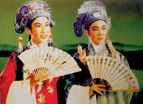 1953年，在彩色戏曲电影《梁山伯与祝英台》中，袁雪芬（左）饰祝英台，范瑞娟（右）饰梁山伯。