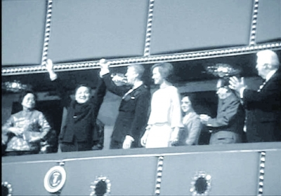 　　1979年1月29日晚，华盛顿肯尼迪艺术中心，邓小平出席卡特总统为他特别准备的欢迎晚会。邓小平向2000多名观众挥手致意