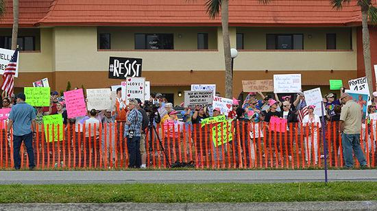 　　集会外抗议的人群（图片来源：http://www.orlandoweekly.com/Blogs/archives/2017/02/19/a-month-into-his-presidency-donald-trump-campaigns-for-2020-in-florida）