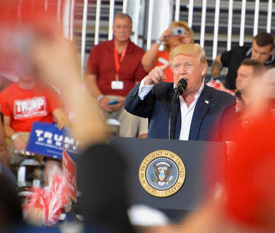 　　特朗普Melbourne集会（图片来源：http://www.orlandoweekly.com/Blogs/archives/2017/02/19/a-month-into-his-presidency-donald-trump-campaigns-for-2020-in-florida）