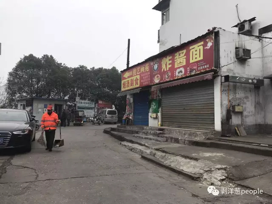 案发地点位于武昌火车站东广场附近的城中村，地上的血迹被清理干净了。新京报记者曹晓波 摄