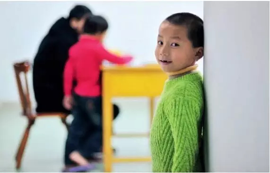 　　2013年1月，福建省泉州晋江市育婴院里，寄养着24名特殊的孩子。福建省晋江公安、边防民警在辖区破获拐卖和非法抱养案件中，解救了这24名孩子，但因找不到他们的父母，育婴院成了孩子们临时的“家”。图|新华