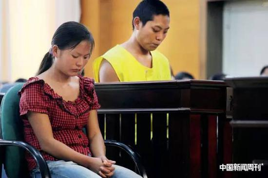 　　2014年8月26日，陈某某（云南文山州人）和妻子郑某某（云南石林县人）因闹离婚，把一岁零八个月大的亲生女儿卖到河南。事后因分赃不均，陈某某报警，二人均被捕并判拐卖儿童罪，陈某某被判处有期徒刑3年，缓刑4年，并处罚3000元。女婴也被找回。图|CFP