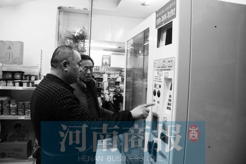 机器频繁出毛病，索性谁来买东西就给开柜子拿。