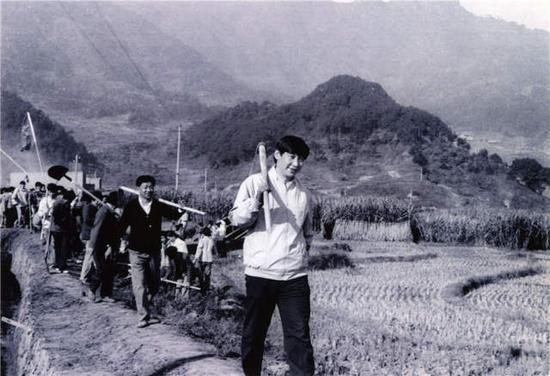 　　1989年12月2日，时任中共宁德地委书记的习近平带领地直机关千余名干部到宁德县南漈水利工地参加清沟排障修整水渠劳动。 新华社发